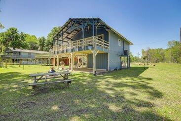 Trinity River Cottage W/ Deck + Water Views