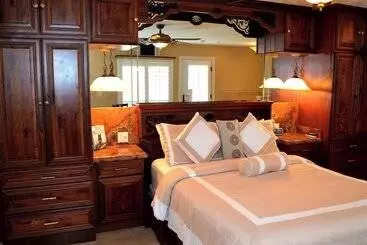 Milos Inn