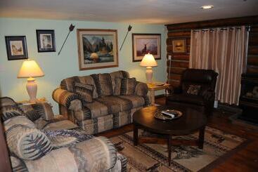 Yellowstone Motel   Adults Only