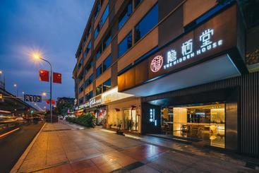 Hotell The Hidden House