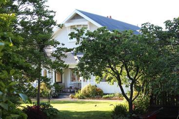 Browns Boutique Bed And Breakfast