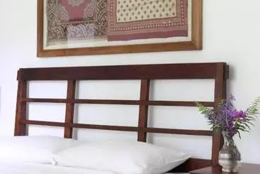 تختخواب و صبحانه Stone Well Garden Villa