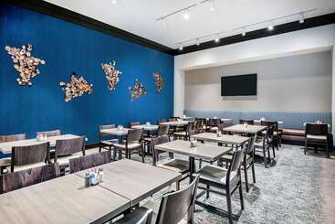 هتل Embassy Suites By Hilton College Station, Tx