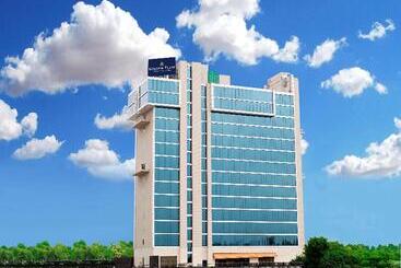 בית מלון כפרי Golden Tulip Suites Gurgaon