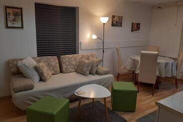 پانسیون Apartment & Rooms Miboti