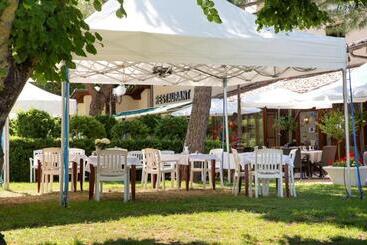 ホテル Logis Hôtel Et Restaurant La Bombardière