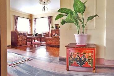 تختخواب و صبحانه Karma Suites