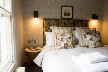 تختخواب و صبحانه The Legh Arms Prestbury