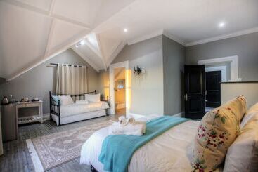 Bed & Breakfast 23 On Glen Guest House