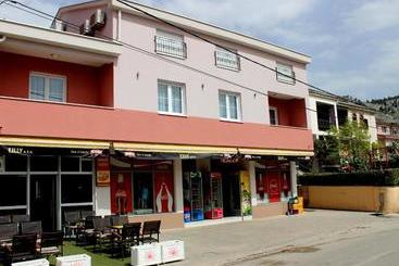 تختخواب و صبحانه Pansion Nerry