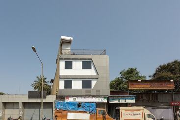 בית מלון כפרי Oyo 7062 Amana Suites