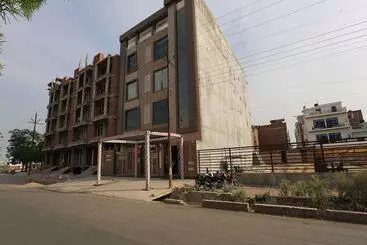Hotel Oyo 9007 Royal Crown