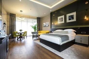 هتل 7 Rooms   Adults Only