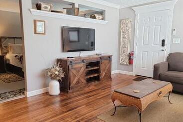 تختخواب و صبحانه At Journey S End