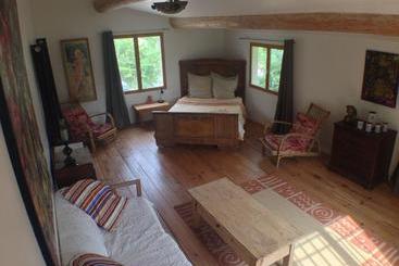 住宿加早餐  Les Maquinols Estate