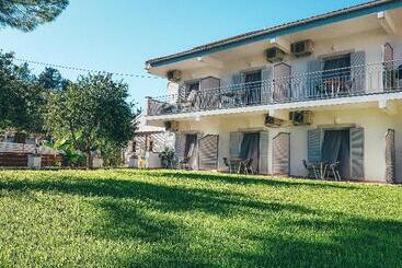 فندق Three Seasons