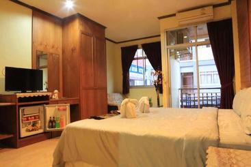 호텔 Live In Phuket