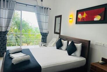 호텔 Liyonaa Beach