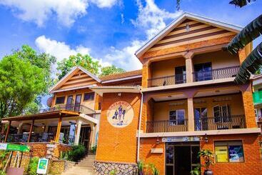 Отель Explorers Hub