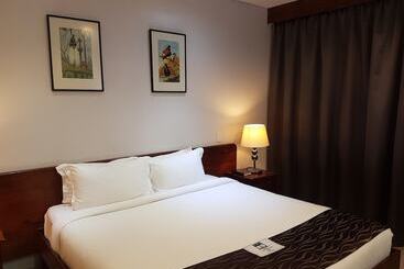 Paddy S Hotel & Apartments