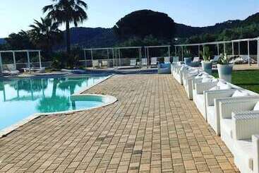 هتل Masseria Santa Teresa