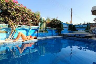هتل Luxor Guest House