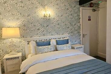 בית מלון כפרי College Arms