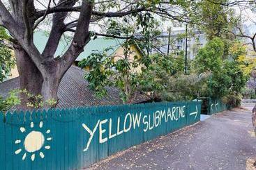 בית מלון כפרי Yellow Submarine Backpackers