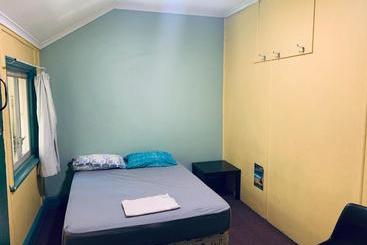 Отель Yellow Submarine Backpackers