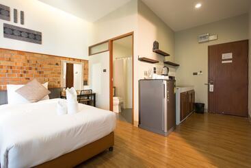 Отель The Old City Wall Inn