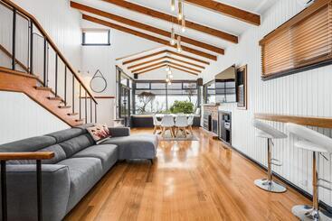 דירות לתיירים Beach Front Beauty   Ocean Front Views