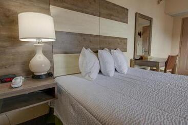 Отель Americana Motor Inn On Boardwalk