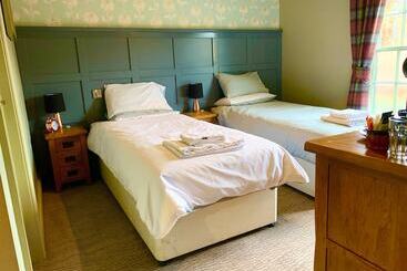 Hostel Crown And Anchor