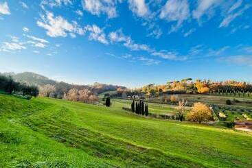 בית מלון כפרי Agriturismo Podere Bucine Basso