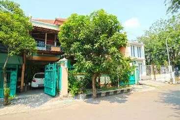 پانسیون Shabine Rungkut Mitra Reddoorz