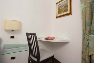 تختخواب و صبحانه L Insolita Reggia