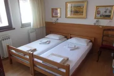 پانسیون Tower House