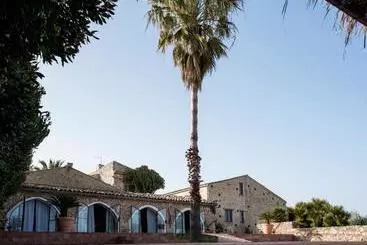 Hotelli Agriturismo Baglio Lauria