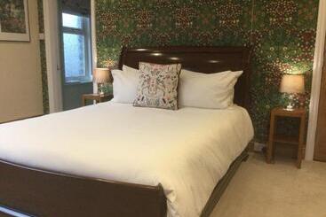 بنسيون The Coal Merchant's House