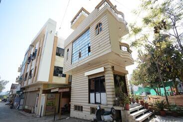 Hotel Oyo 36054 Nanda Lodge