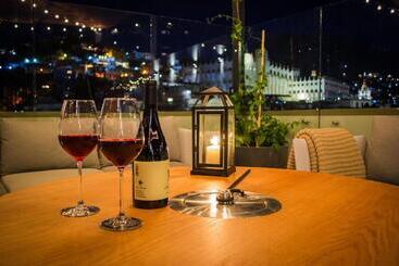 Antigua Trece Hotel Fusión