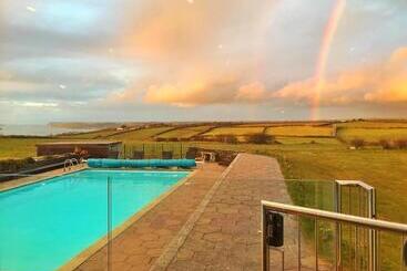 酒店 The Pickwick Inn & Oliver's Restaurant