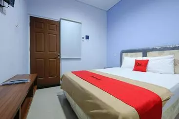 Pensiune Reddoorz Near Universitas Semarang
