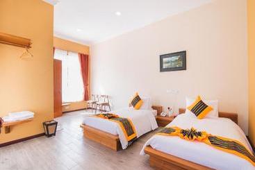 Hotelli Royal Airstrip  By Phyu Zin Group Of S