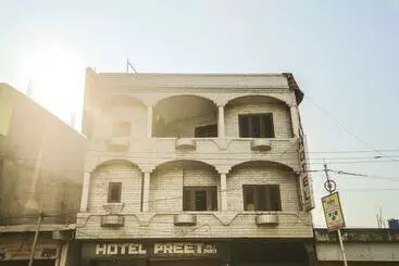 Oyo 24753 Hotel Preet