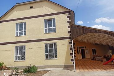 تختخواب و صبحانه Guest House Nuri