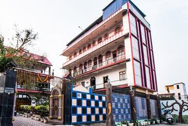 Oyo 28557 Hotel M V International