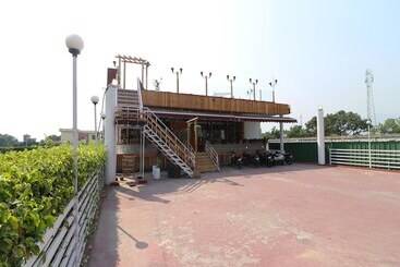 Oyo 14802 Hotel Virus Bistro