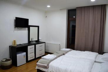 Hotel Three Penguins