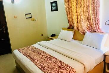 Mignonette Hotel & Suites